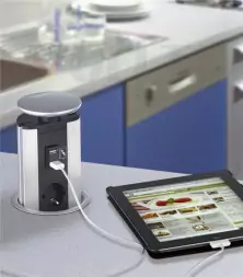 Зарядное устройство EVOline Port USB / черное / 2 выдвижных разъема / 1 порт USB