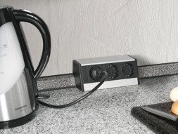 Зарядное устройство EVOline R-Dock / 3 розетки / 2 порта USB / Крышки черные